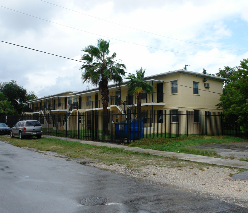 Knight Center Apartments in Miami, FL - Building Photo