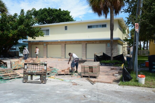 Dolphin Point Apartments in Clearwater, FL - Building Photo - Building Photo