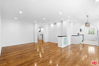 910 N Alfred St in Los Angeles, CA - Building Photo - Building Photo