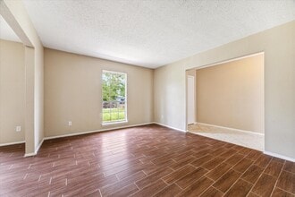 503 Mary Ann Dr in Friendswood, TX - Foto de edificio - Building Photo