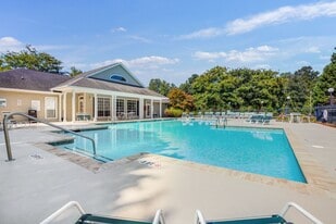 Huntington Place in Columbia, SC - Building Photo