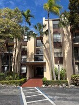 14211 N Kendall Dr in Miami, FL - Building Photo