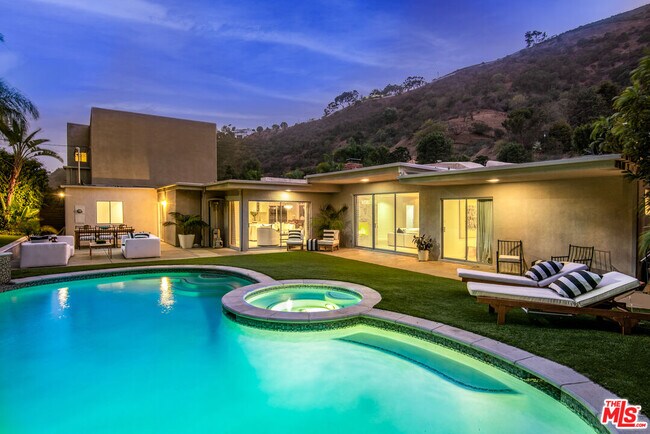 property at 1922 N Beverly Dr