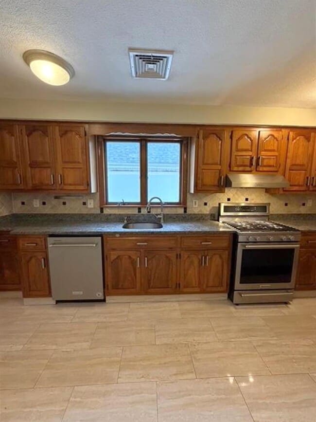 33 Lafayette St, Unit 2 in Arlington, MA - Foto de edificio - Building Photo