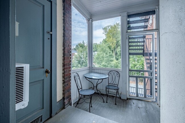 904 W Market St in Greensboro, NC - Building Photo - Building Photo