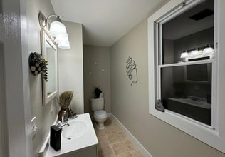 208 Buckingham St, Unit Apartment 1 in Waterbury, CT - Building Photo - Building Photo