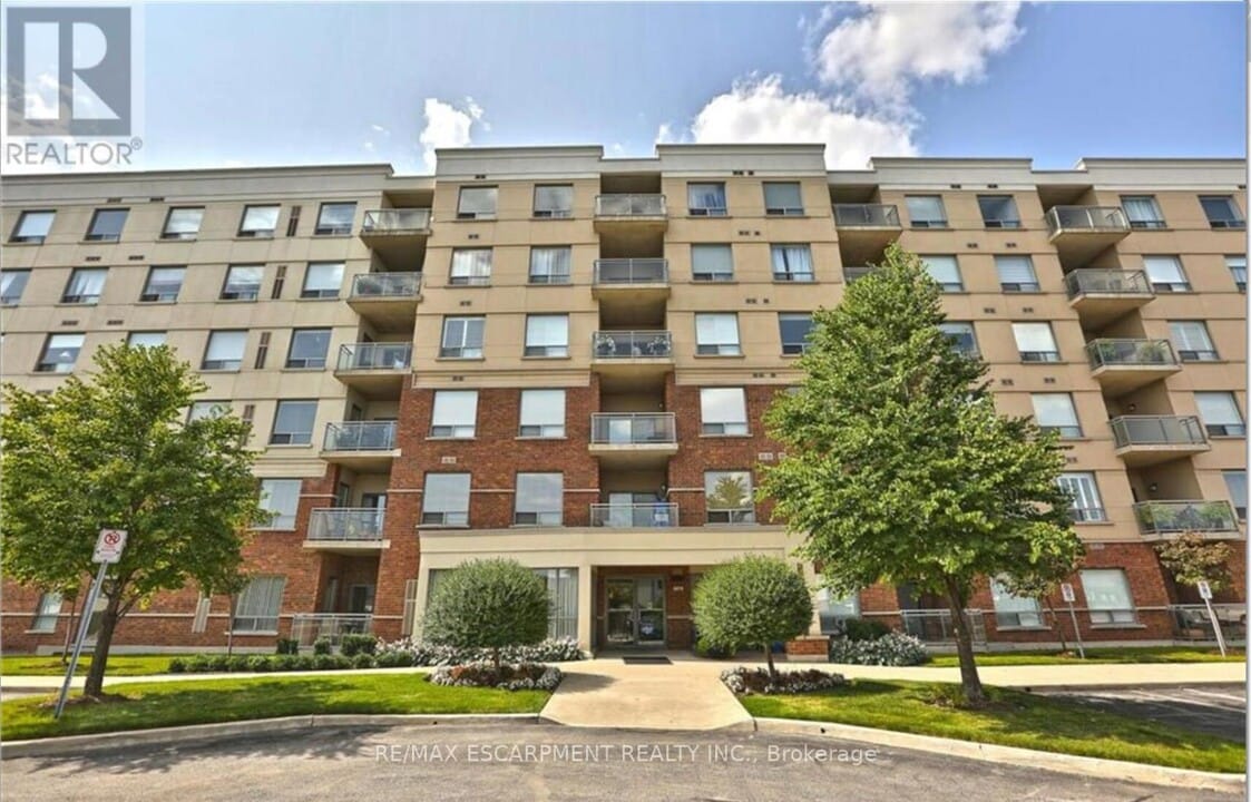 5070 Fairview St in Burlington, ON - Building Photo