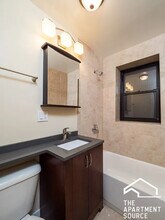 631 W Barry Ave, Unit 204 in Chicago, IL - Foto de edificio - Building Photo