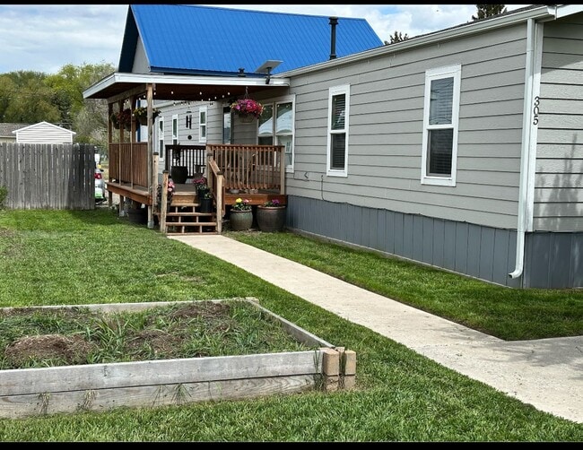 property at 305 W Railroad Ave N