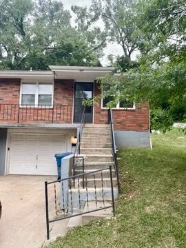 415 S Sugar Creek Blvd in Sugar Creek, MO - Building Photo