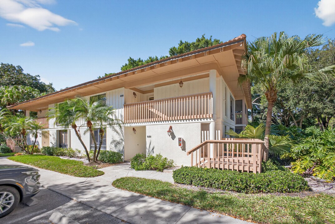 605 Brackenwood Cove in Palm Beach Gardens, FL - Building Photo