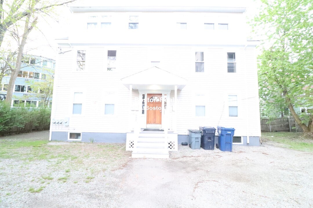 429 Franklin St, Unit 1R in Cambridge, MA - Building Photo