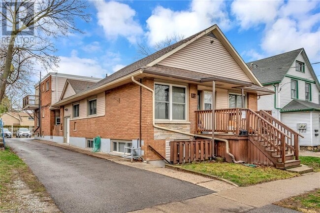 property at 82 Albert St
