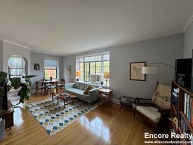 105 Longwood Ave, Unit 6 in Brookline, MA - Building Photo
