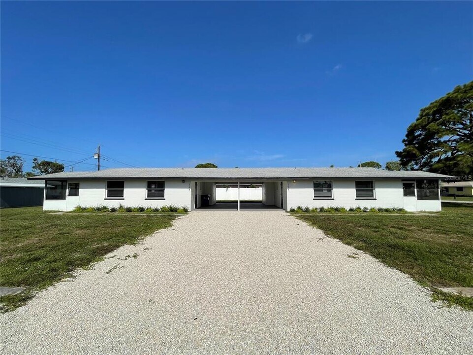 154 S New York Ave in Englewood, FL - Building Photo