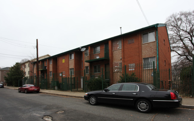 Atkins Garden Apartments in Washington, DC - Foto de edificio - Building Photo