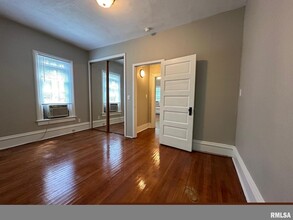 333 S Douglas Ave in Springfield, IL - Foto de edificio - Building Photo