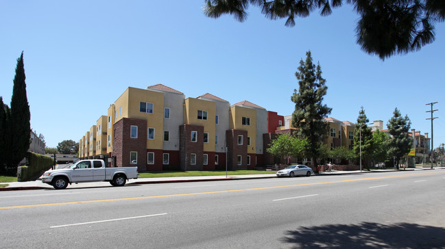 Castlewood Terrace in Granada Hills, CA - Foto de edificio - Building Photo