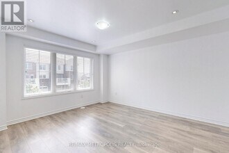 1054 Clipper Ln in Pickering, ON - Building Photo - Building Photo