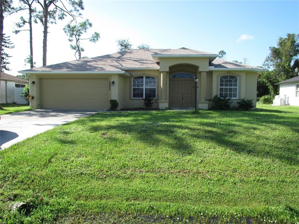 3565 Oasis Ave in North Port, FL - Building Photo