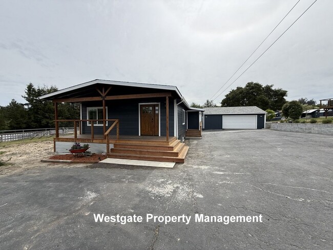 985 Eastman Ln in Petaluma, CA - Building Photo - Building Photo