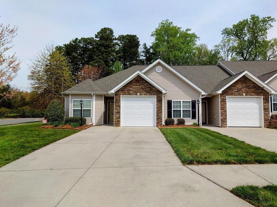 1695 Grand Springs Dr in Winston-Salem, NC - Building Photo