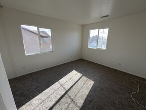 45120 Palm Ln in Lancaster, CA - Building Photo - Building Photo