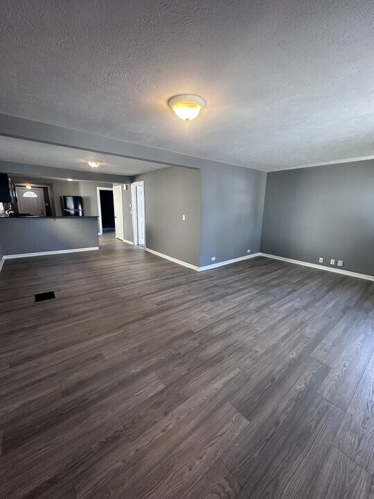 8005 Neville Ave in Cleveland, OH - Building Photo
