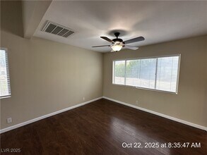 2341 Moorpark Way in Henderson, NV - Building Photo - Building Photo