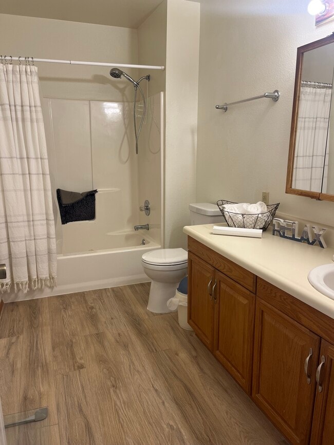 5711 S Tongass Hwy Unit B in Ketchikan, AK - Foto de edificio - Building Photo