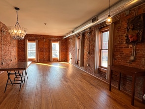 16 Liberty St, Unit Sunset View Apartment in Utica, NY - Building Photo - Building Photo