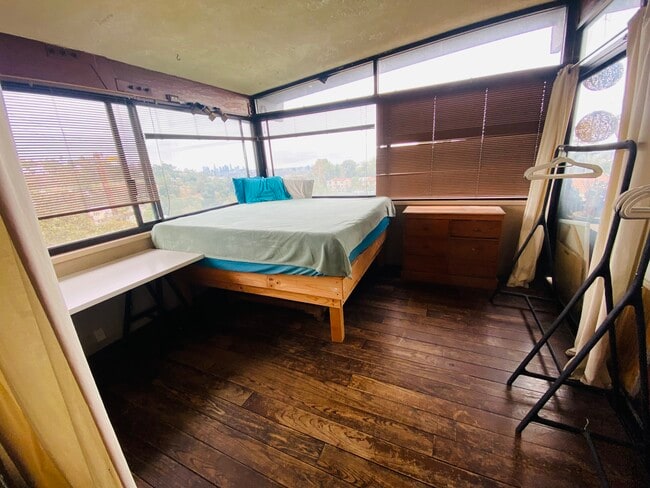 property at 2512 Hollyridge Dr