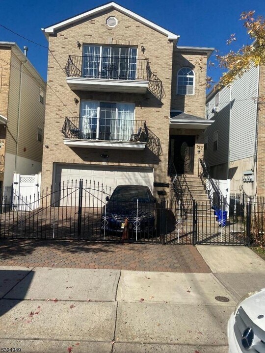 197 Badger Ave in Newark, NJ - Foto de edificio