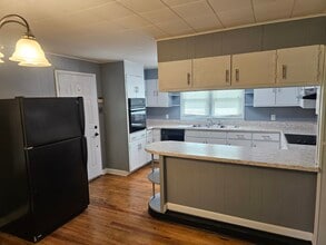 1927 Lone Oak Rd in Johnson City, TN - Foto de edificio - Building Photo