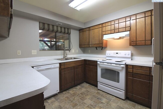 1415 S Ione Pl in Kennewick, WA - Building Photo - Building Photo