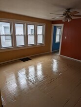 305 W Harris St, Unit a in Charlotte, MI - Foto de edificio - Building Photo