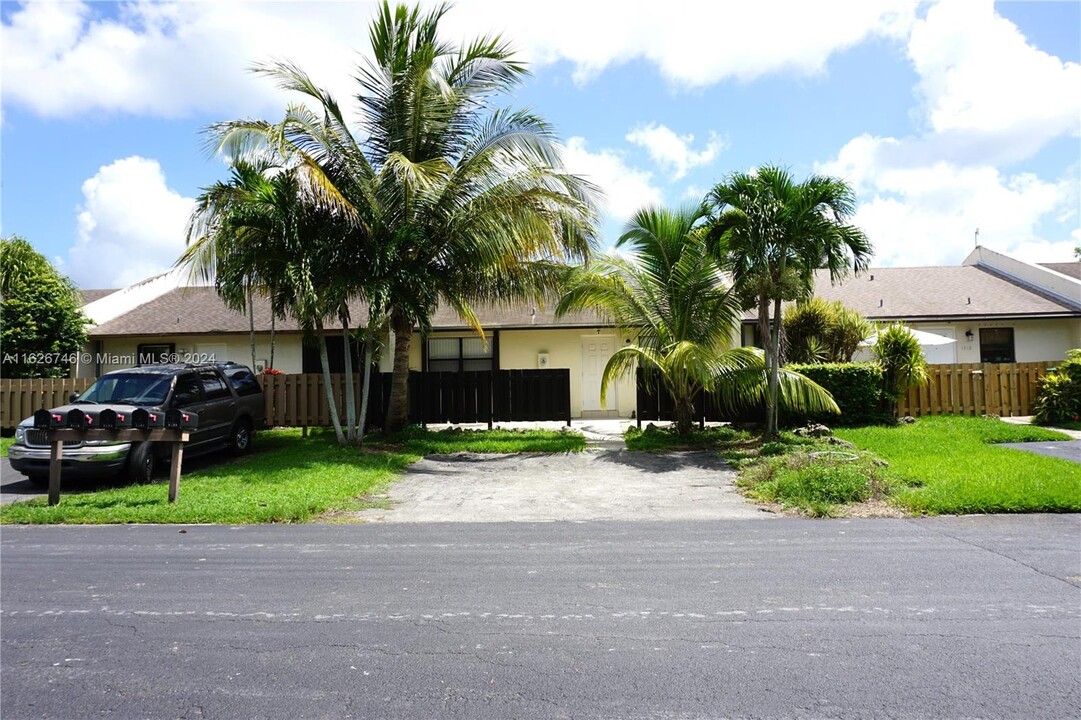 1328 Woodpecker St in Homestead, FL - Building Photo