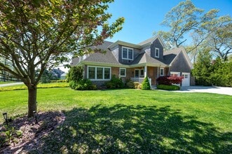 32 W Neck Cir in Southampton, NY - Foto de edificio - Building Photo