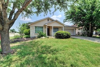 136 Holmstrom St in Hutto, TX - Foto de edificio - Building Photo