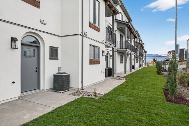 852 Anders Rd in West Kelowna, BC - Building Photo - Building Photo