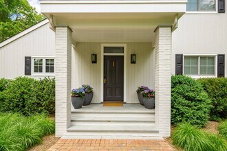 331 Meadows W in Bridgehampton, NY - Foto de edificio - Building Photo