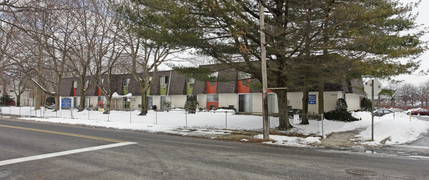 Northwood Village Garden Apartments in North Babylon, NY - Building Photo