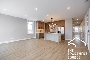 2351 W Flournoy St in Chicago, IL - Building Photo