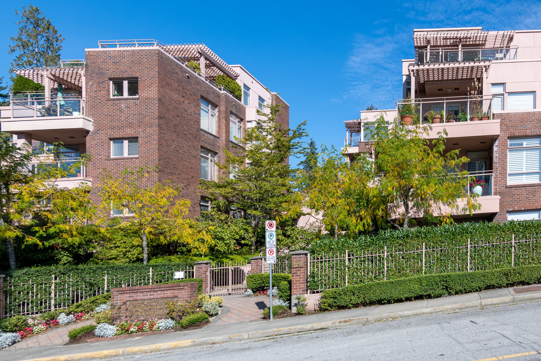 The Rosemont in West Vancouver, BC - Building Photo