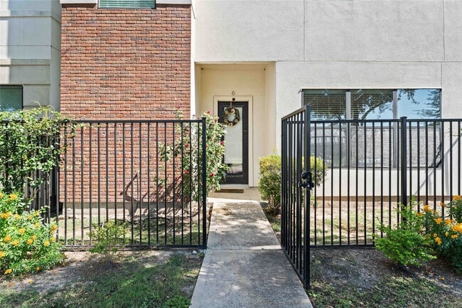 6 N Hutcheson St in Houston, TX - Building Photo - Building Photo