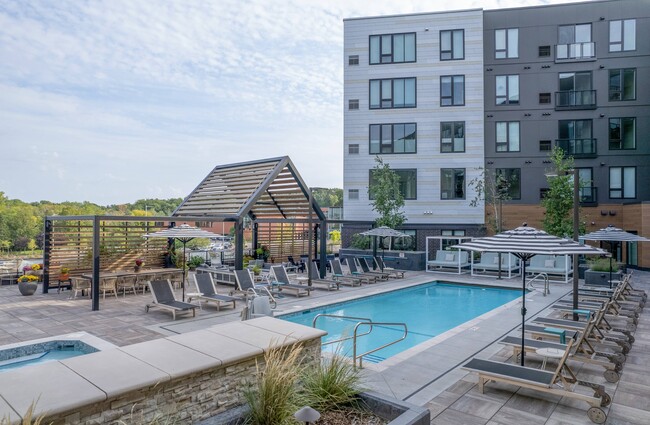 Avidor Minnetonka 55+ Active Adult Apartment Homes in Minnetonka, MN - Foto de edificio - Building Photo