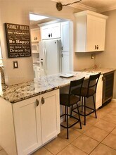 9410 N Hollybrook Lake Dr in Pembroke Pines, FL - Building Photo - Building Photo