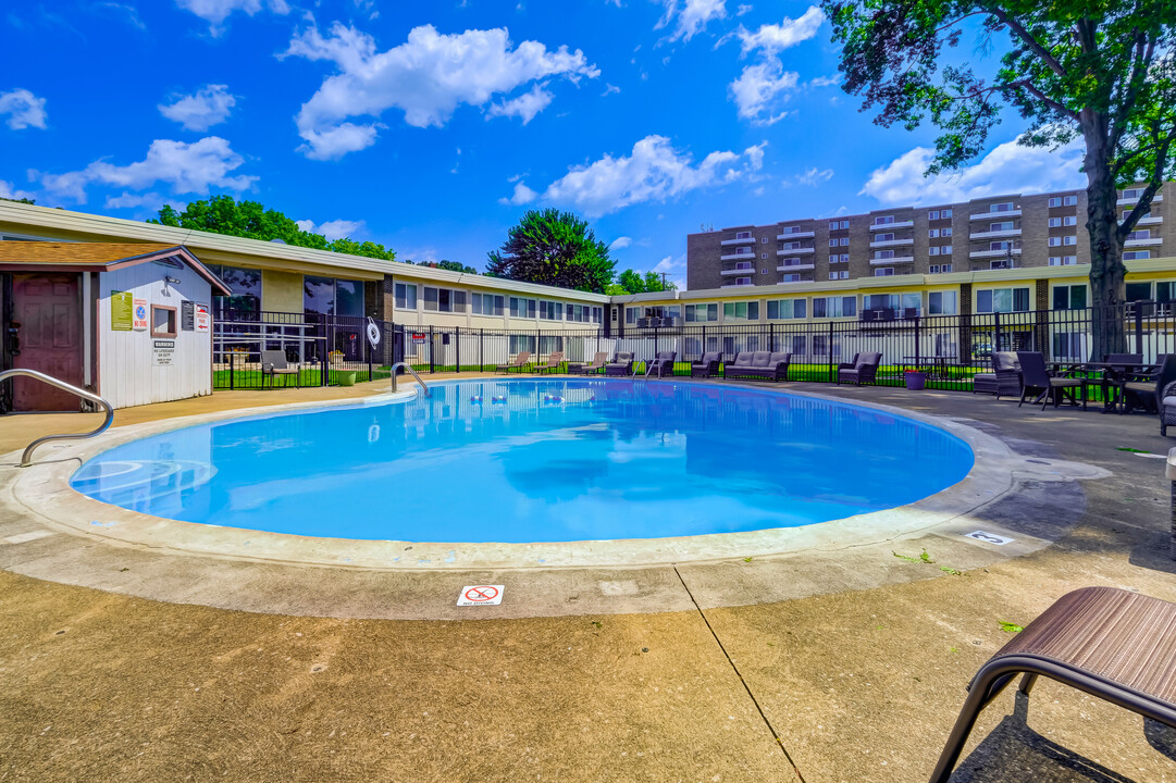 Executive Towers and Gardens in Parma Heights, OH - Foto de edificio