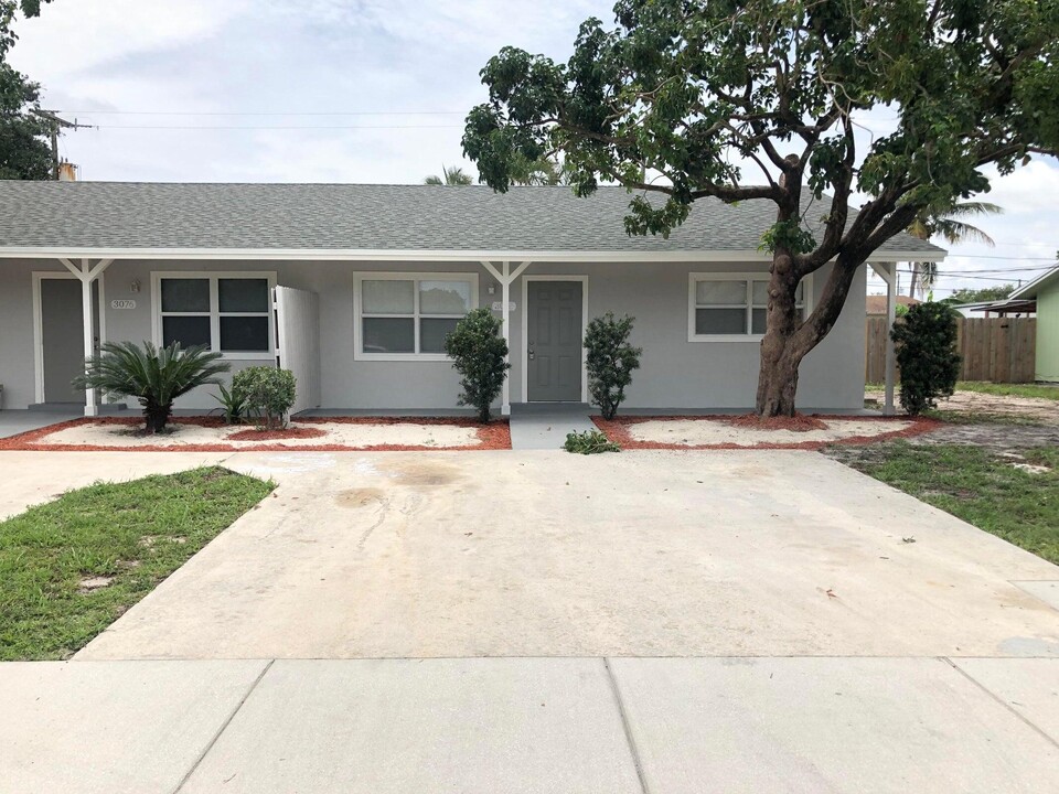 3076 Prince Dr in Lake Worth, FL - Building Photo