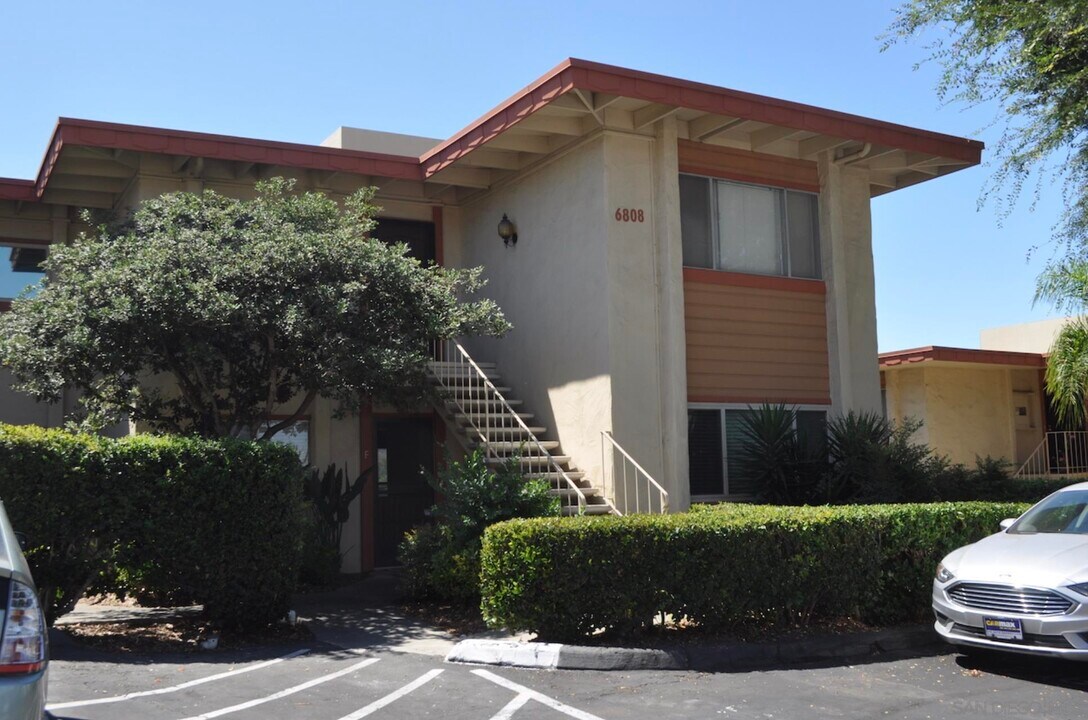 6808 Hyde Park Dr in San Diego, CA - Building Photo